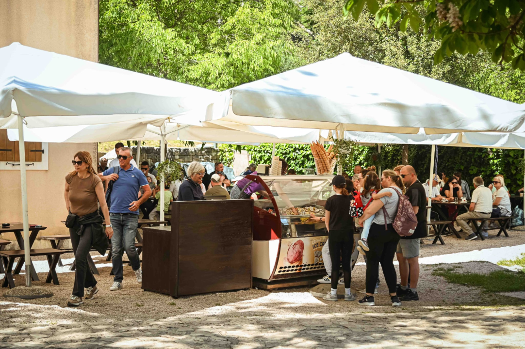 FOTO Uz podjelu fažola obilježen Praznik rada: 'Svim dragim posjetiteljima NP Krka željeli smo danas osigurati ručak'