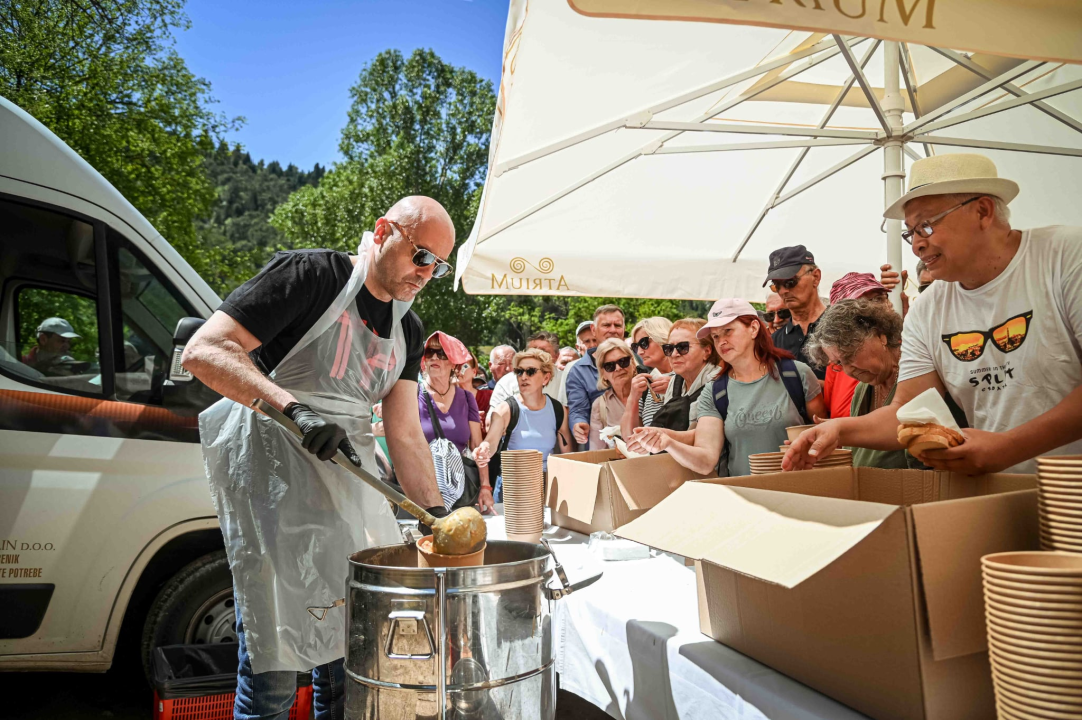 FOTO Uz podjelu fažola obilježen Praznik rada: 'Svim dragim posjetiteljima NP Krka željeli smo danas osigurati ručak'