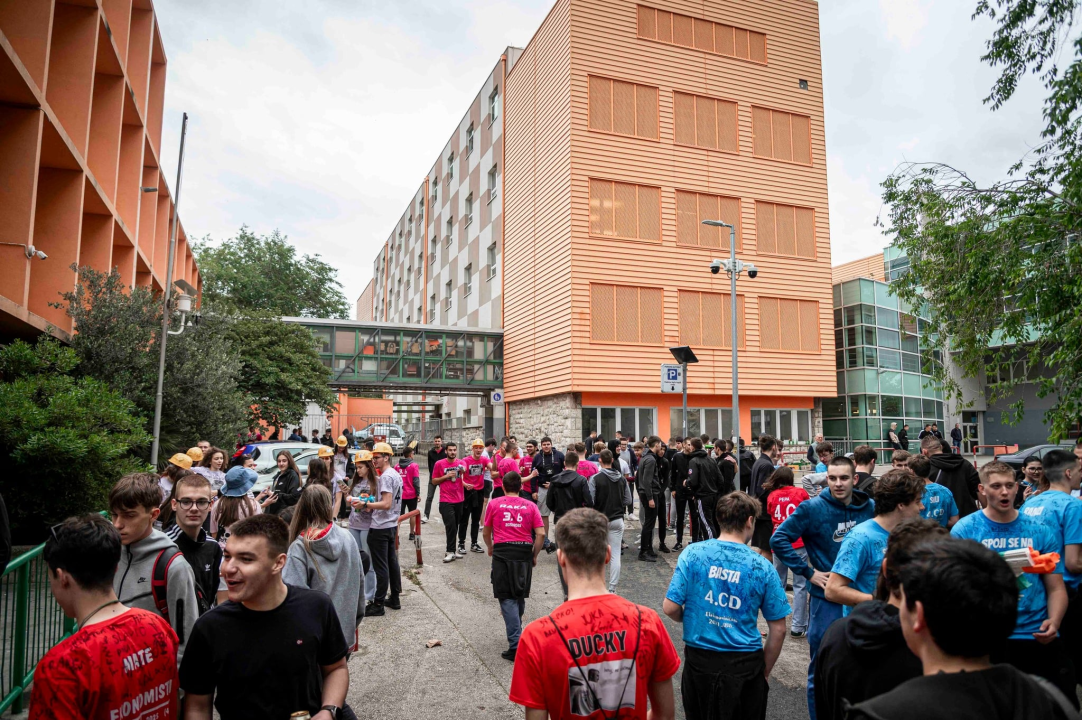 Šibenski maturanti slave zadnji dan škole: 'Volio bih se poslije faksa vratiti ovdje'