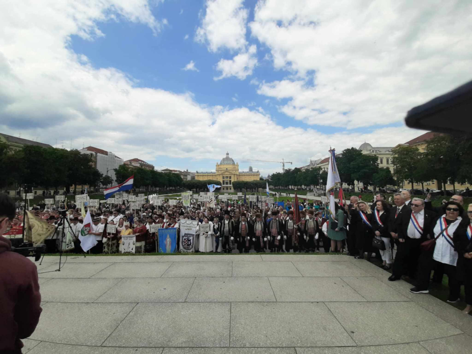 Članovi Družbe 'Braća Hrvatskoga Zmaja' i Bratovštine hrvatskih vinskih vitezova iz Šibenika  sudjelovali su na zborskoj povorci 