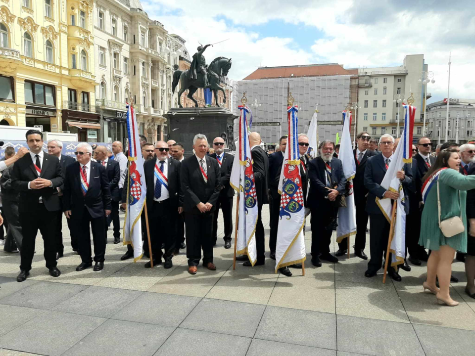 Članovi Družbe 'Braća Hrvatskoga Zmaja' i Bratovštine hrvatskih vinskih vitezova iz Šibenika  sudjelovali su na zborskoj povorci 