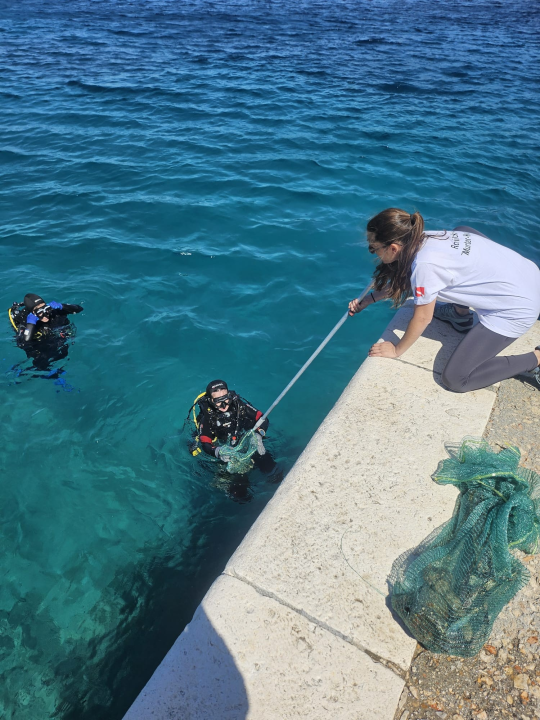 Ekološka akcija na murterskim Podvrškama: Ronioci i volonteri izvukli hrpu otpada iz mora