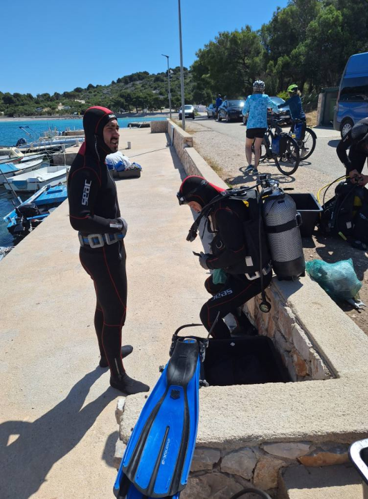 Ekološka akcija na murterskim Podvrškama: Ronioci i volonteri izvukli hrpu otpada iz mora