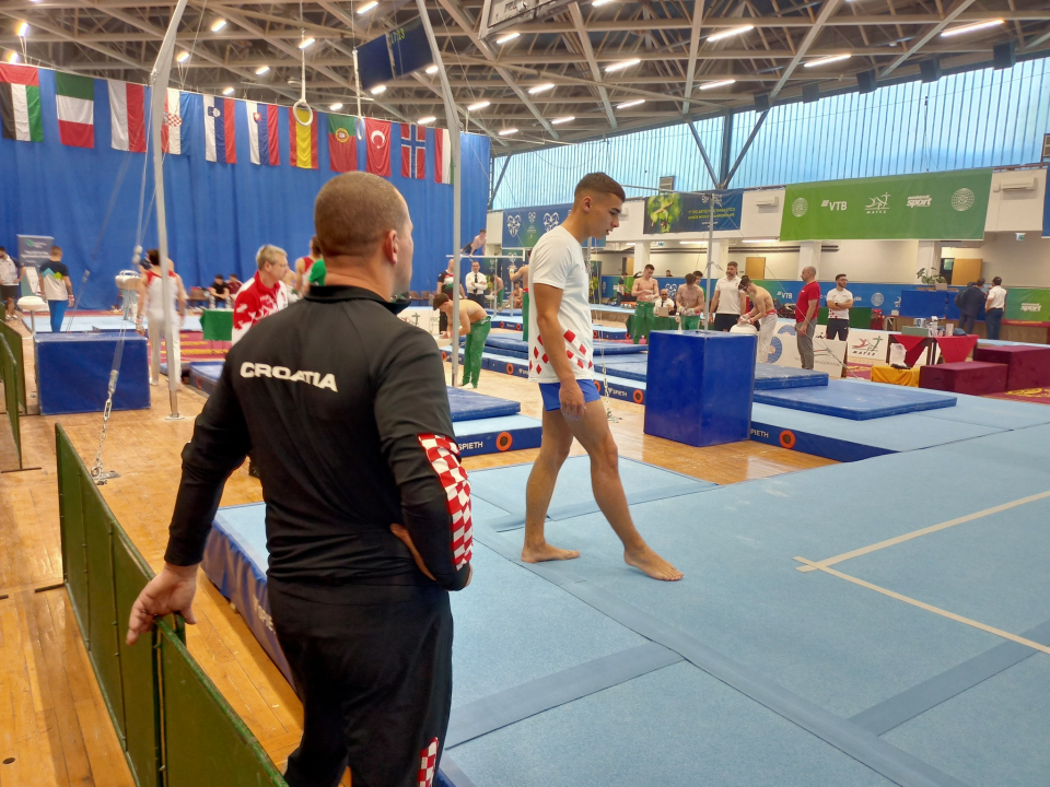FOTO Šibenski gimnastičar Roko Zorić nastupio za juniore Hrvatske te ušao u tri finala