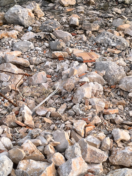 Plaža zatrpana šutom i zahrđalom armaturom u Zablaću