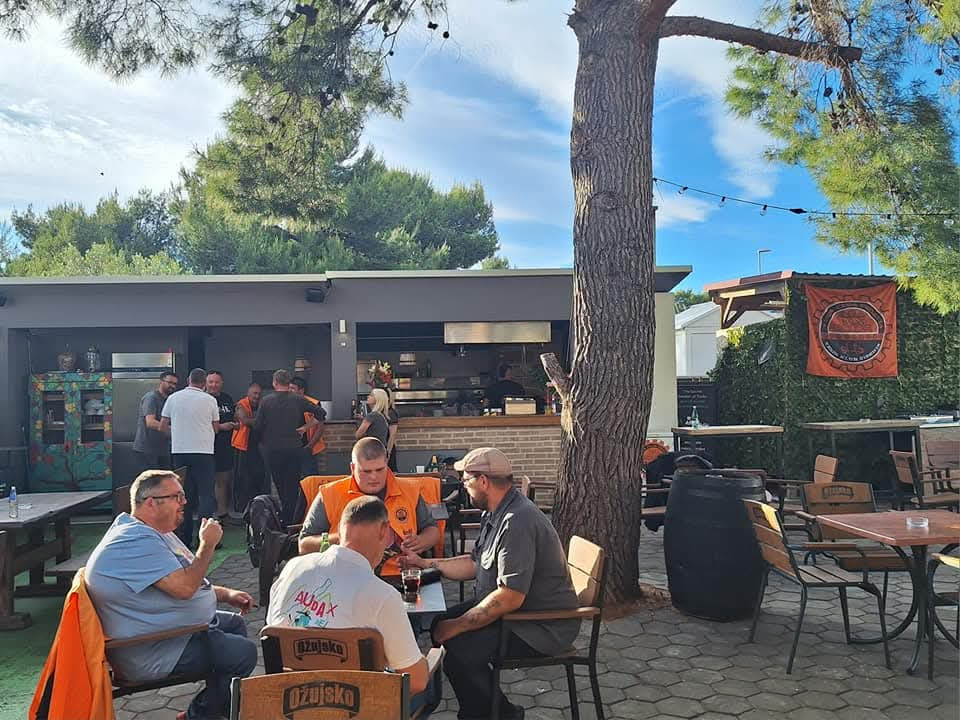 Vespaši ponovno zavladali Šibenikom: Održan 10. susret šibenskog Vespa kluba