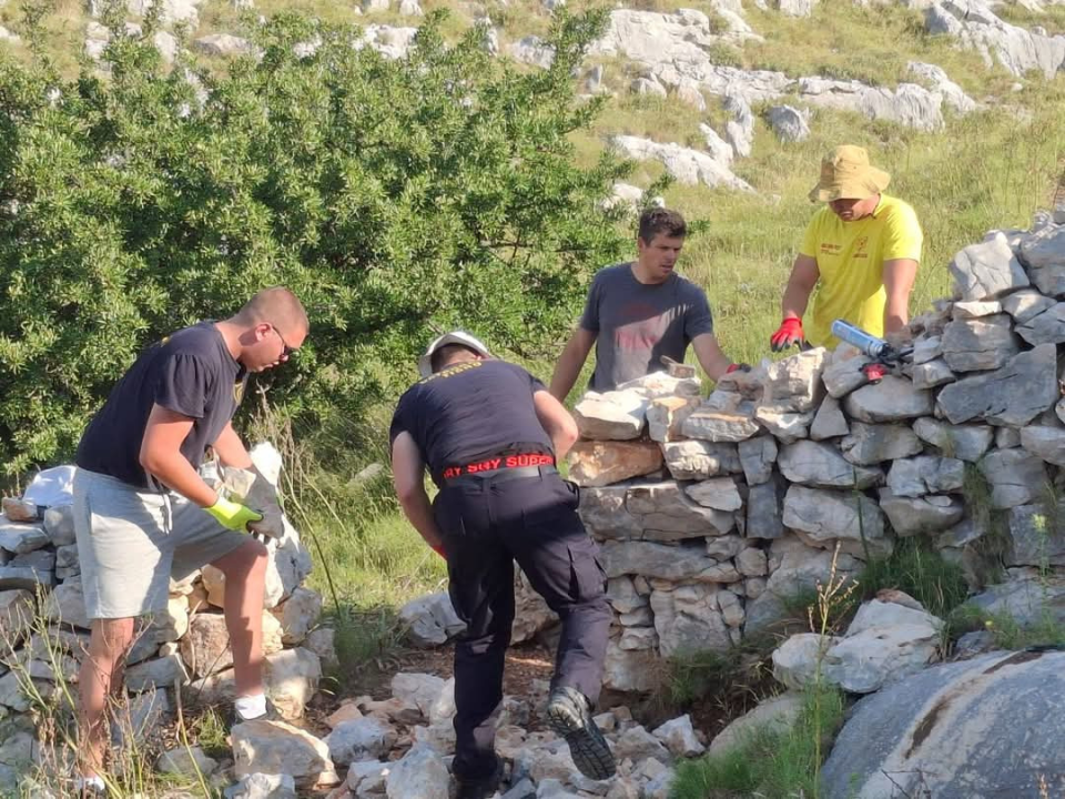 Vodički i tišnjanski vatrogasci u akciji obnove spomen parka u sjećanje na poginule heroje Kornatske tragedije
