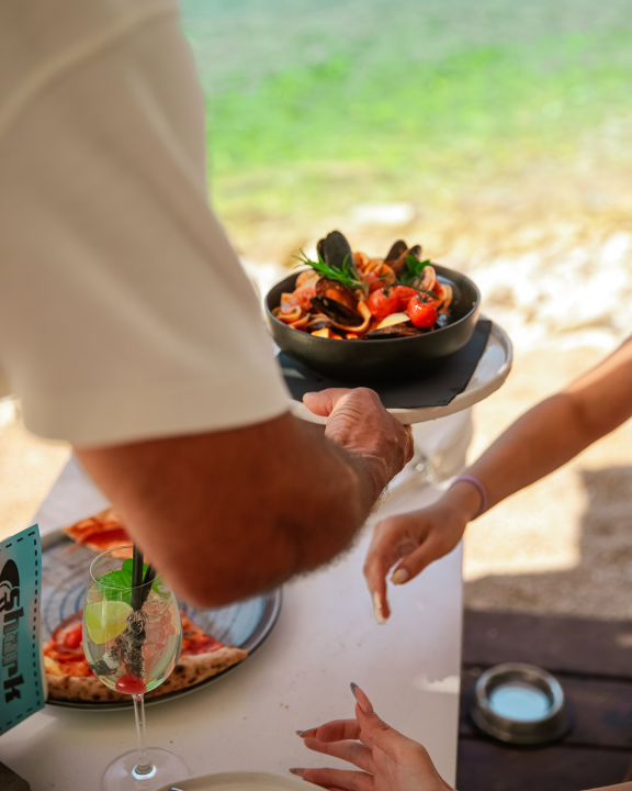 FOTO Shark Beach Club zasjao u novom sjaju – ljeto 2025. u znaku stila i užitka!