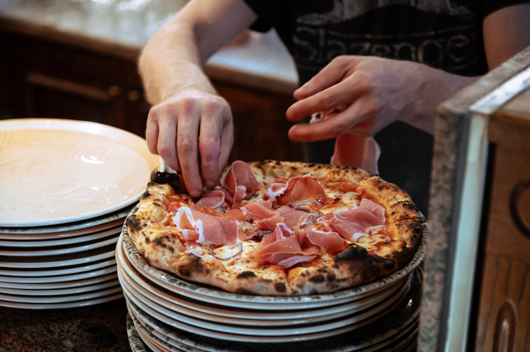 FOTO Doživite okus Italije na ugodnoj vanjskoj terasi Pizzerije Fratelli!