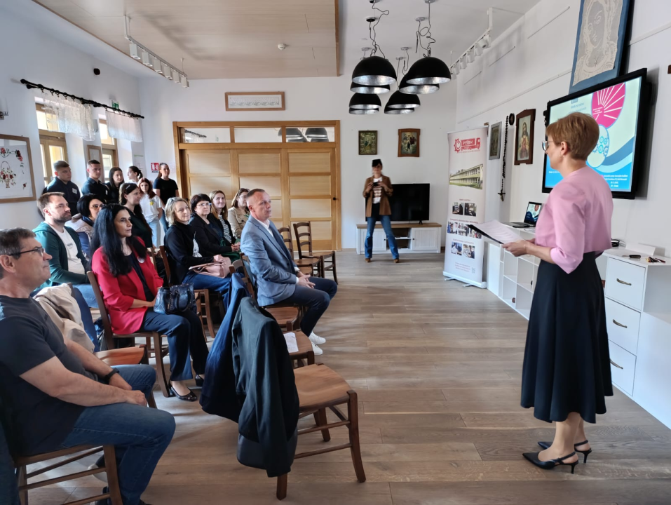 Drniški srednjoškolci na smotri u Belom Manastiru predstavili 'Hrvatsku turističku kutiju iznenađenja'