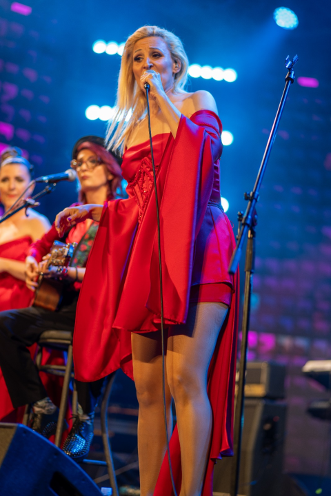 Prva večer CMC festivala u Vodicama oduševila publiku: The Frajle zagrijale atmosferu, Mladen Grdović izazvao delirij na rivi