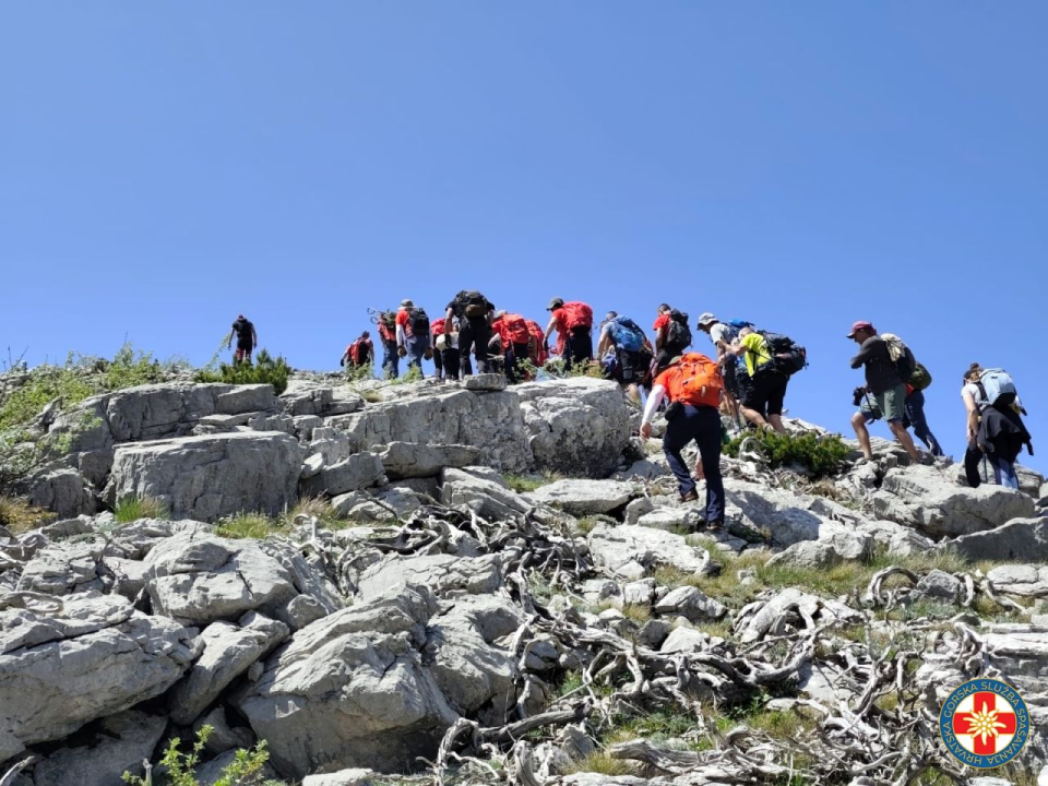 Nesvakidašnji uspon na Dinaru: Uz pomoć HGSS-ovaca i planinara u kolicima osvojio najviši vrh Hrvatske