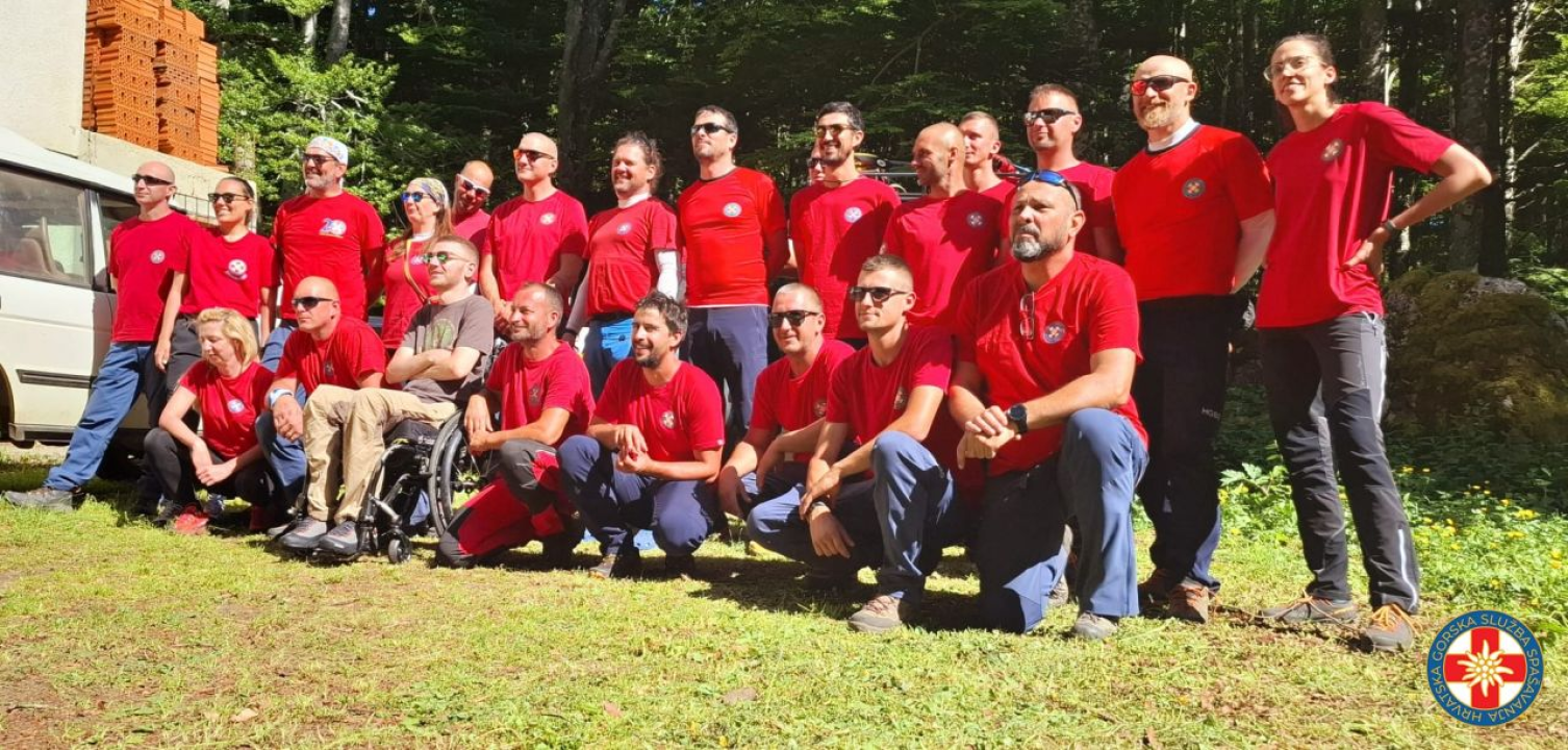 Nesvakidašnji uspon na Dinaru: Uz pomoć HGSS-ovaca i planinara u kolicima osvojio najviši vrh Hrvatske