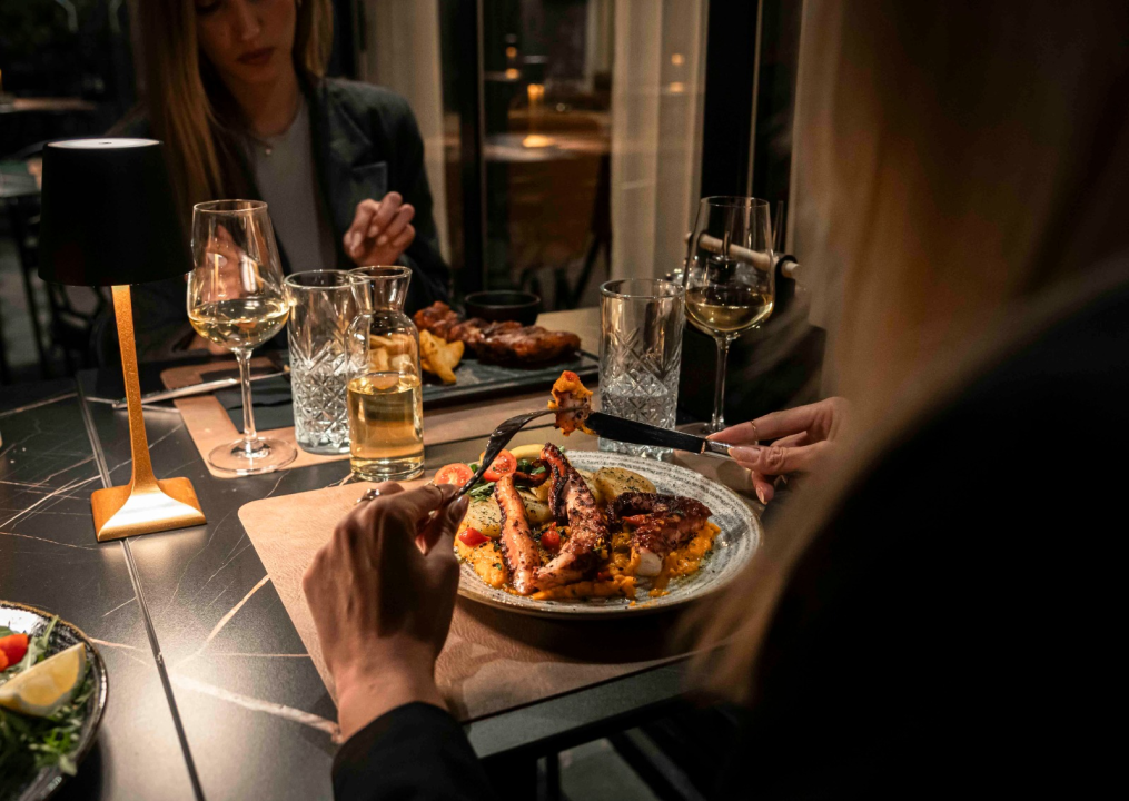 FOTO Uživajte u vrućim ljetnim danima uz mirise s grilla i živu svirku na terasi Leonardo BBQ & More!