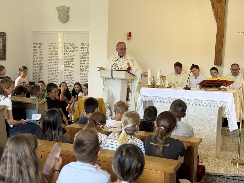 Biskup Rogić predvodio misu za kraj školske godine u Katoličkoj osnovnoj školi u Šibeniku