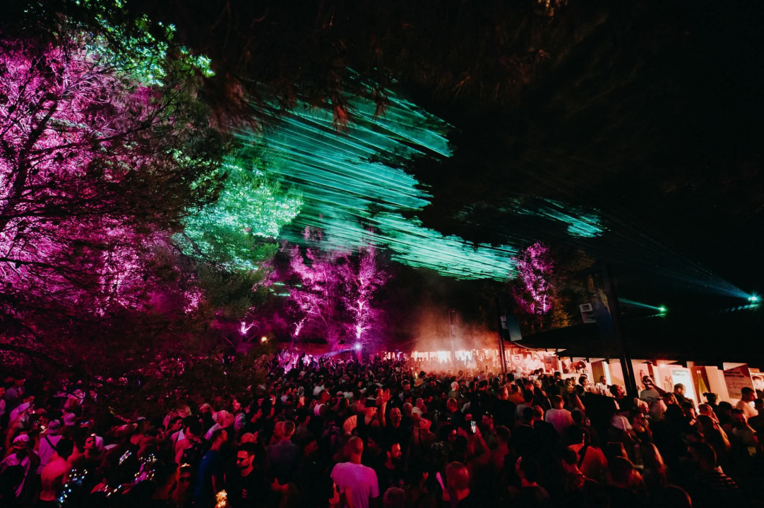 Tisno postaje epicentar elektronske glazbe: Čak 8 vrhunskih festivala i Barbarellas afteri garantiraju ljeto za pamćenje