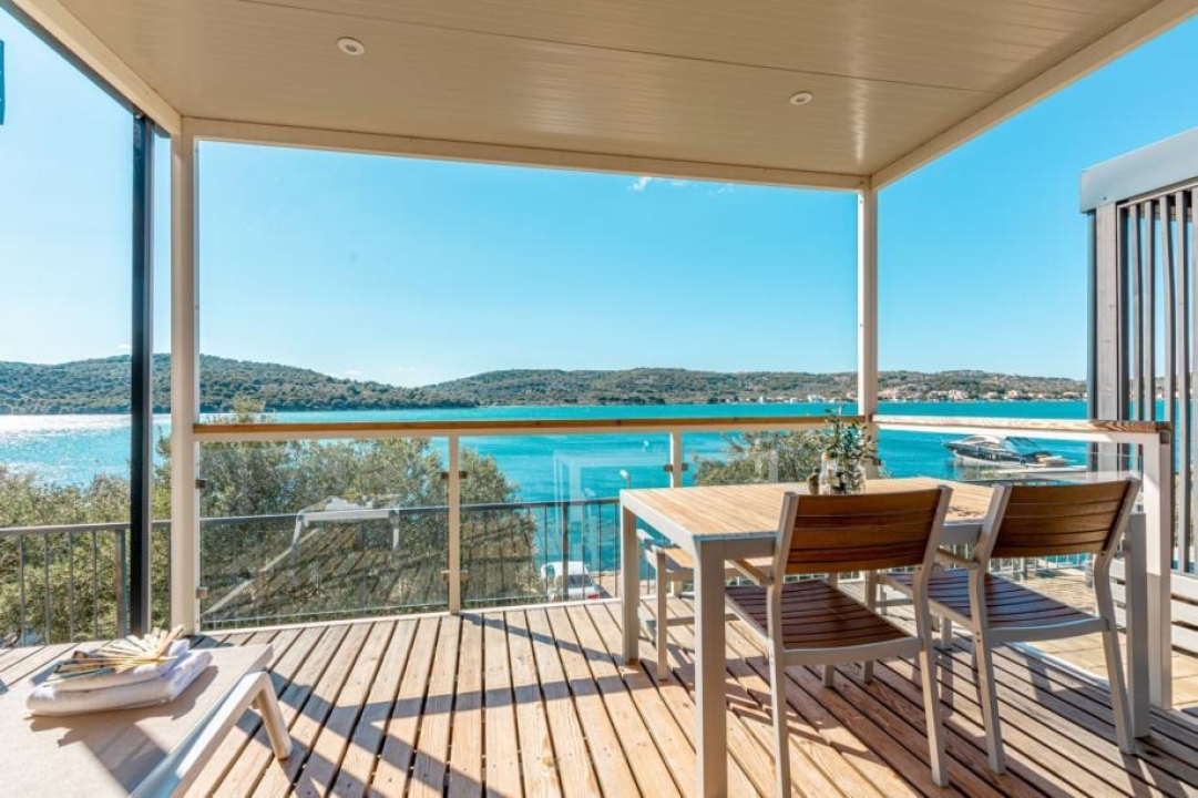 Prodaju se luksuznu mobilne kućice iz kampa u Tisnom kraj plaže