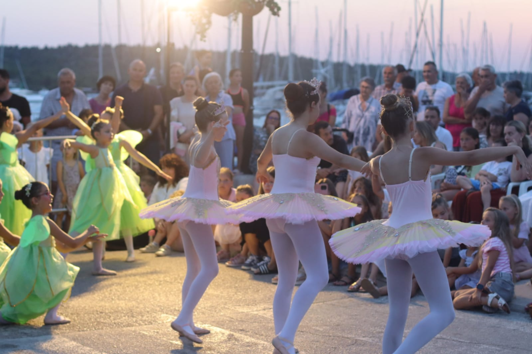 Mlade tribunjske balerine pretvorile Pirovac u vilinsku pozornicu