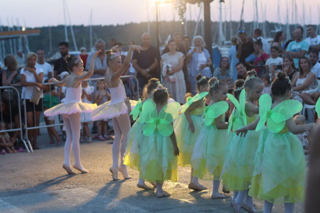 Mlade tribunjske balerine pretvorile Pirovac u vilinsku pozornicu