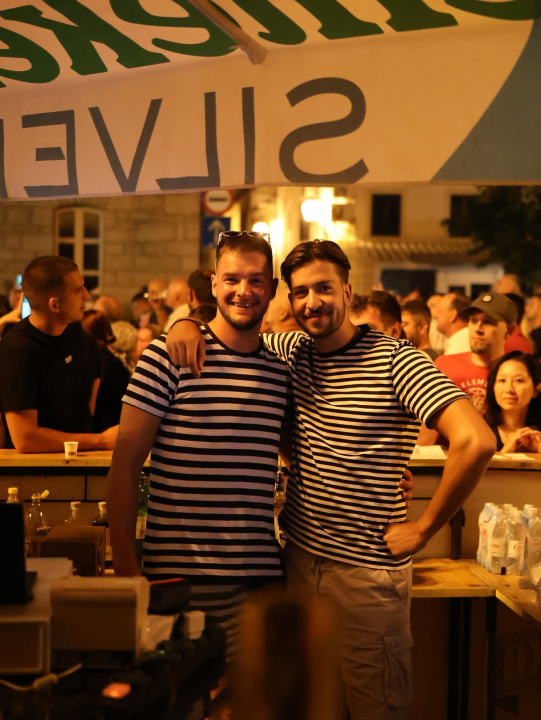 Vodička riva sinoć postala plesni podij uz Dražena Zečića: More domaćih i stranih gostiju pjevalo u glas