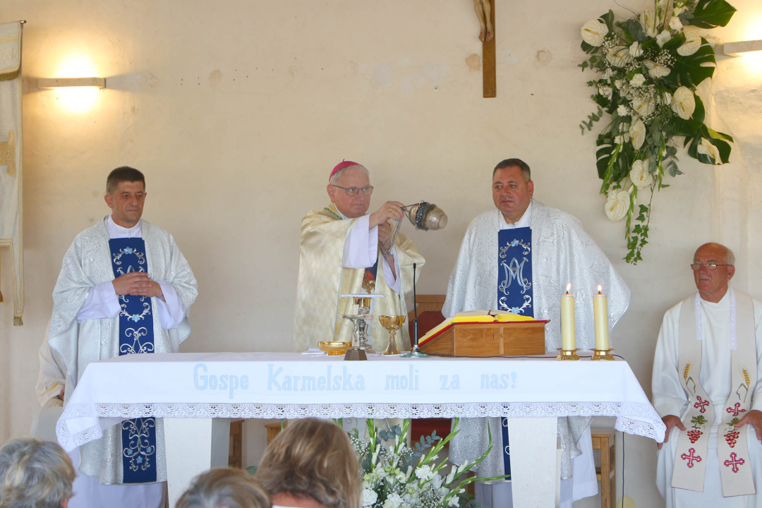 Svečano proslavljen blagdan Gospe Karmelske na brdu Okit