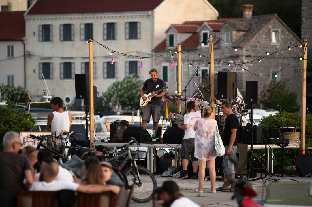 Otok glazbe i kreativnosti: Zlarin Street Music festival uz radionice, nastupe i večernji ples pod zvijezdama