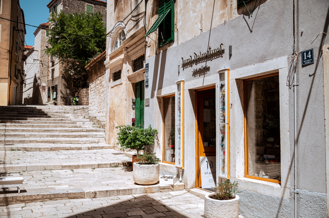 Uronite u svijet mode i umjetnosti u Galeriji Juraj Dalmatinac