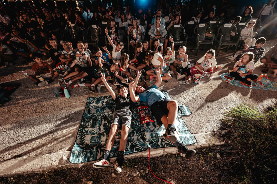 Otočna premijera 'Bumbarovog ljeta': Film sniman na Zlarinu oduševio publiku na plaži Vila