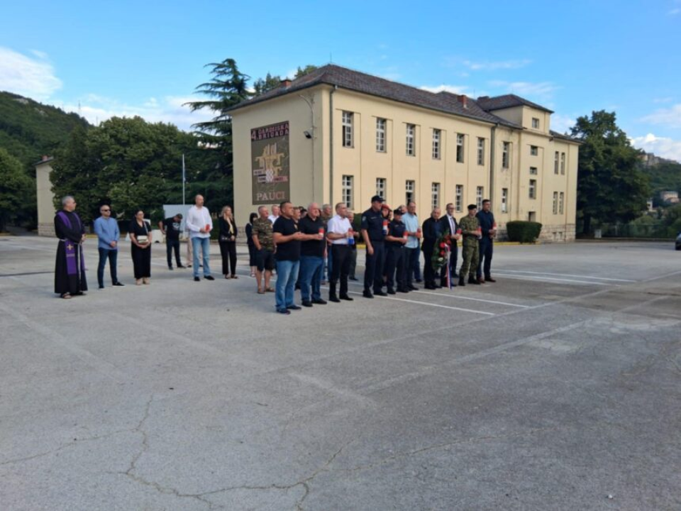 Polaganjem vijenaca u Kninu odana počast poginulim braniteljima Domovinskog rata