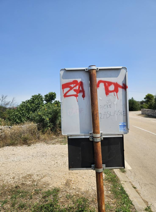 FOTO Vandali poharali Zaton, na meti česma, prometni znakovi, autobusna stajališta...