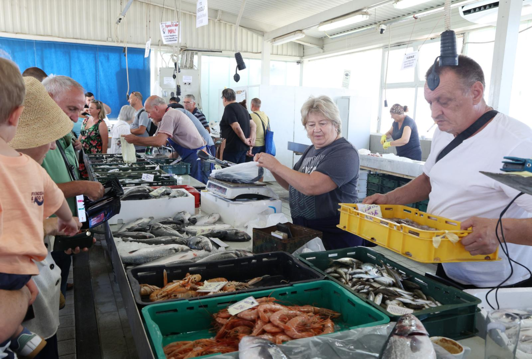 FOTO Petak je, dan od ribe, na šibenskoj peškariji raznovrsna ponuda