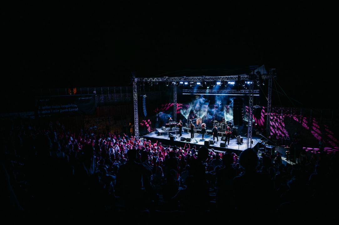 Kyoto Jazz Massive u proširenom sastavu oduševio publiku na tvrđavi sv. Mihovila  