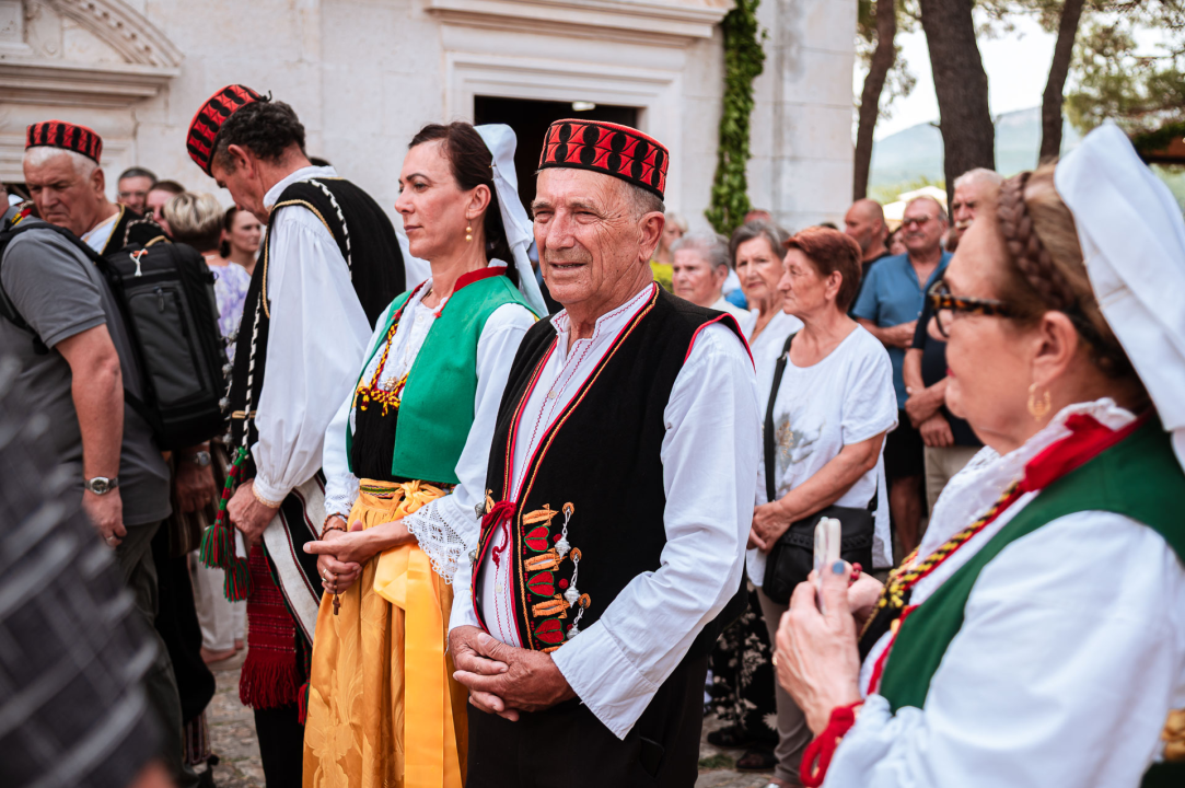 FOTO Blagdan Velike Gospe u Vrpolju: Brojni vjernici okupili su se jutros na svečanom misnom slavlju