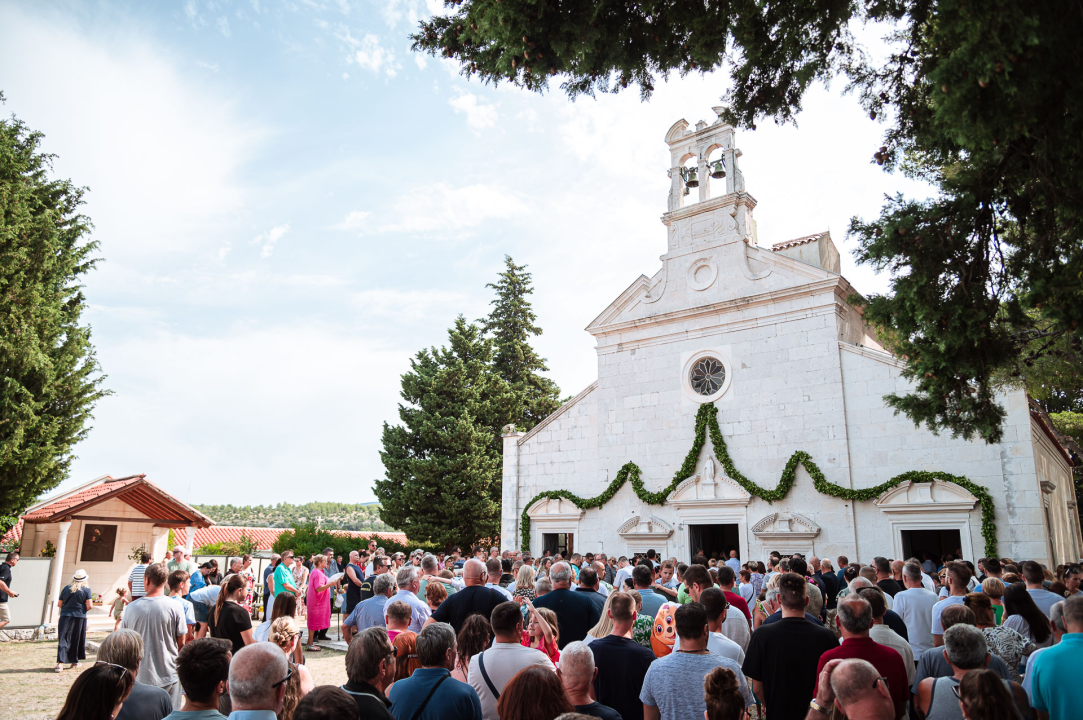 FOTO Blagdan Velike Gospe u Vrpolju: Brojni vjernici okupili su se jutros na svečanom misnom slavlju