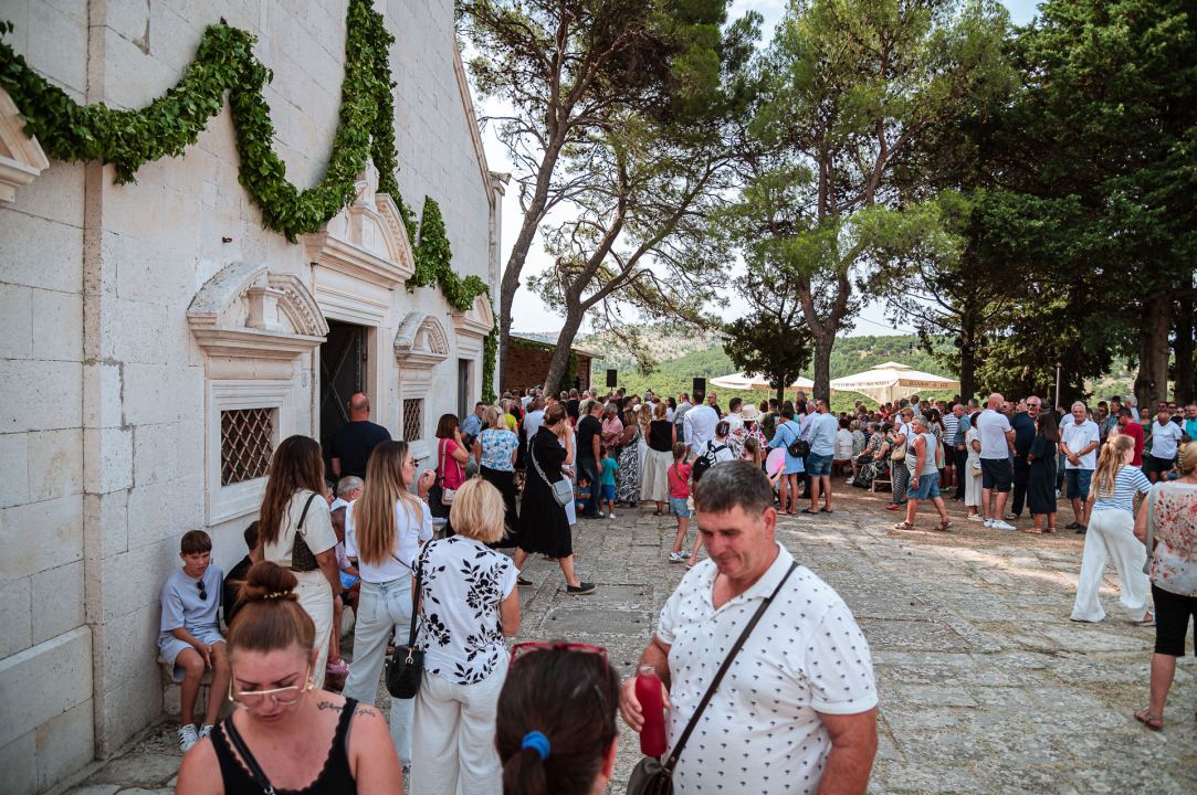 FOTO Blagdan Velike Gospe u Vrpolju: Brojni vjernici okupili su se jutros na svečanom misnom slavlju
