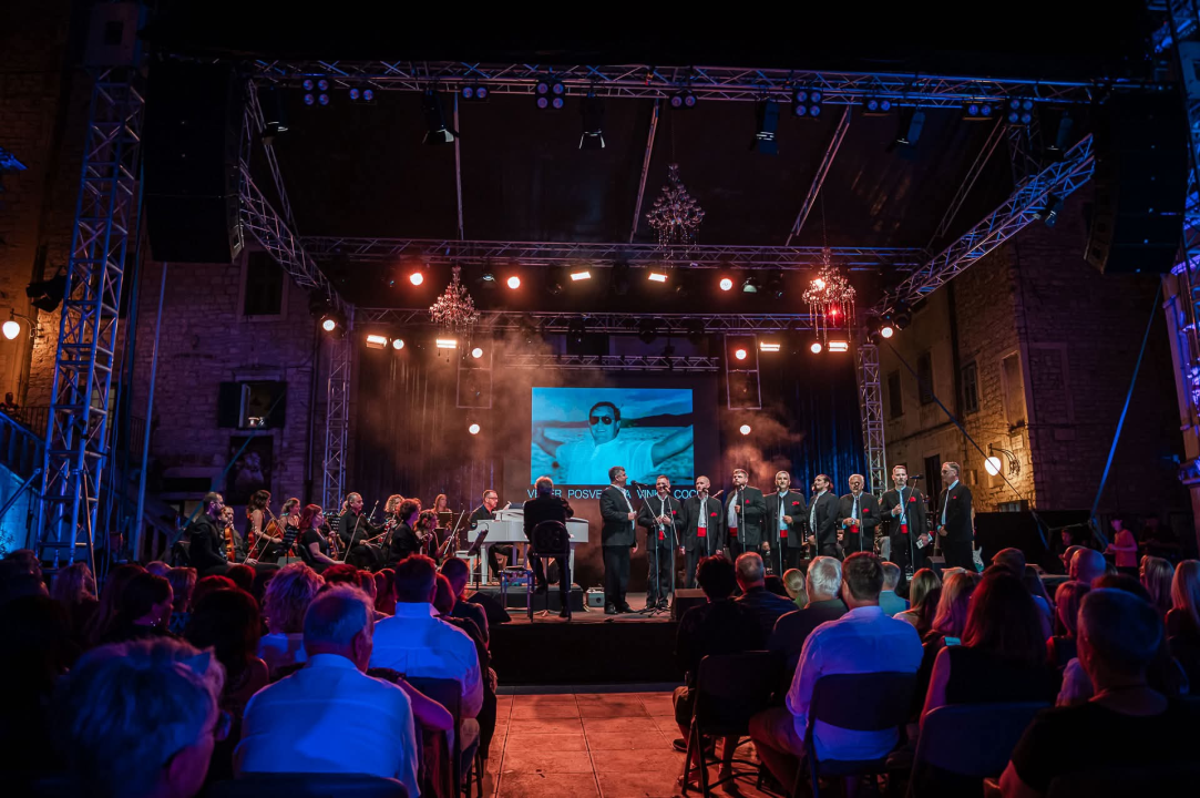 Publika u Šibeniku uživala u bezvremenskim pjesmama Vinka Coce na prvoj večeri Dalmatinske šansone