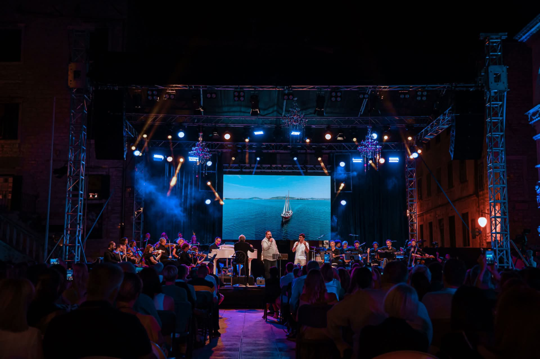 Publika u Šibeniku uživala u bezvremenskim pjesmama Vinka Coce na prvoj večeri Dalmatinske šansone