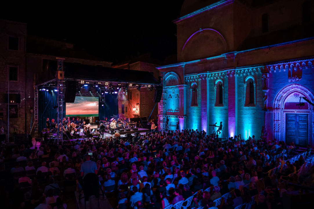 Publika u Šibeniku uživala u bezvremenskim pjesmama Vinka Coce na prvoj večeri Dalmatinske šansone