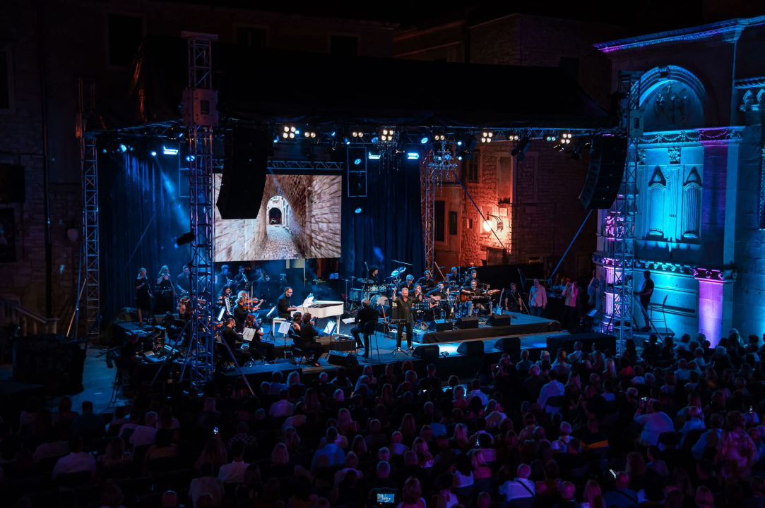 Publika u Šibeniku uživala u bezvremenskim pjesmama Vinka Coce na prvoj večeri Dalmatinske šansone