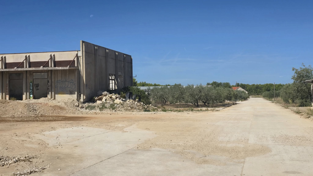 Nekada važna festivalska lokacija, danas divlji deponij: Što se to događa u ex vojarni Bribirskih knezova?