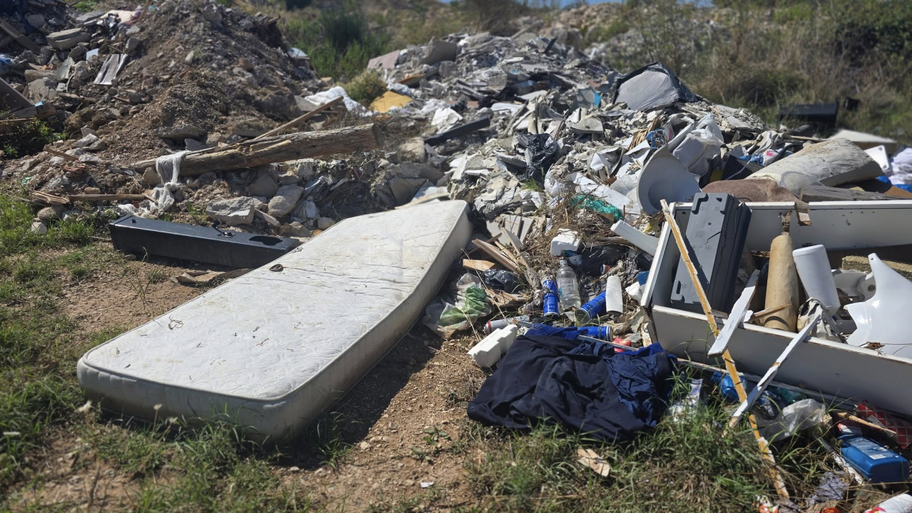 Nekada važna festivalska lokacija, danas divlji deponij: Što se to događa u ex vojarni Bribirskih knezova?