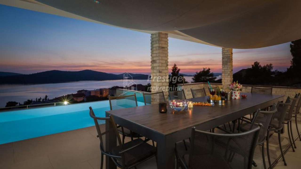 Vila iz snova na prodaju u Žaboriću: 12 soba, terasa s jacuzzijem, privatni sportski teren...