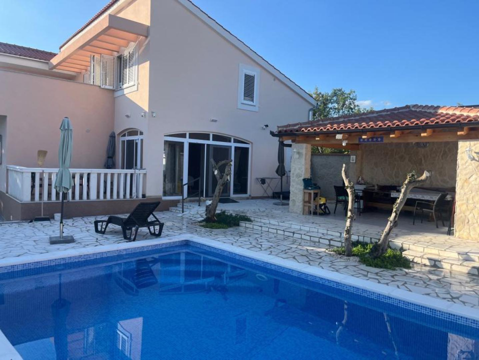 Luksuzna vila u zaleđu Vodica snižena gotovo 300 tisuća eura