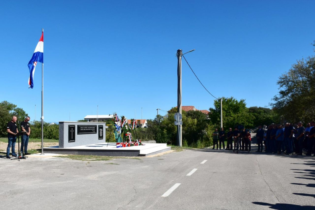 U Konjevratima postavljen spomenik braniteljima