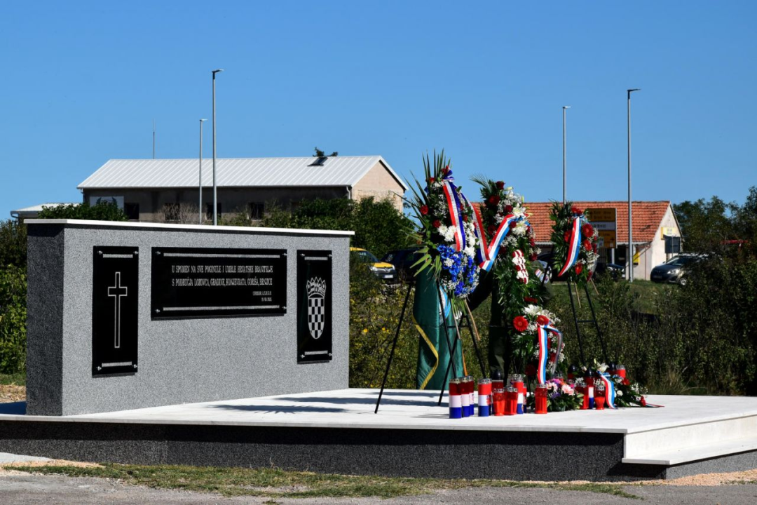 U Konjevratima postavljen spomenik braniteljima