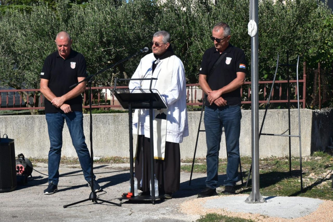 U Konjevratima postavljen spomenik braniteljima