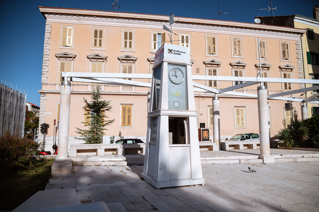 'Toranj' ispred Gradske uprave umjesto pružanja informacija vodi u svijet poroka