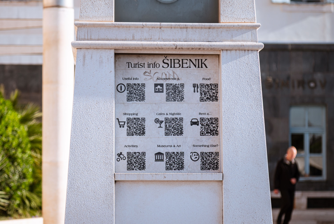 'Toranj' ispred Gradske uprave umjesto pružanja informacija vodi u svijet poroka