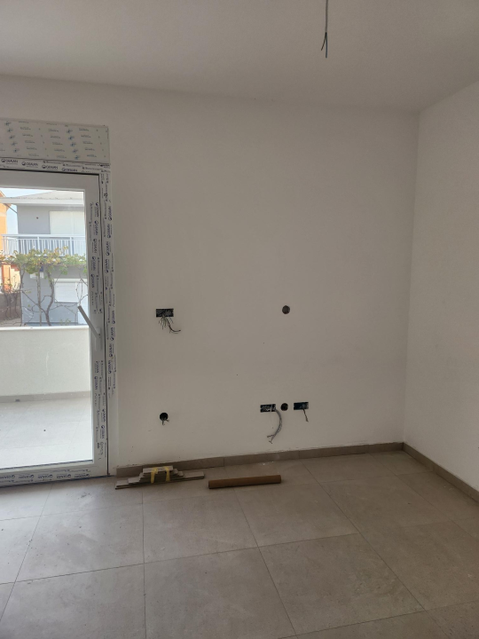 Prodaje se moderan stan s vrtom u Vodicama – novogradnja u mirnoj ulici blizu centra!