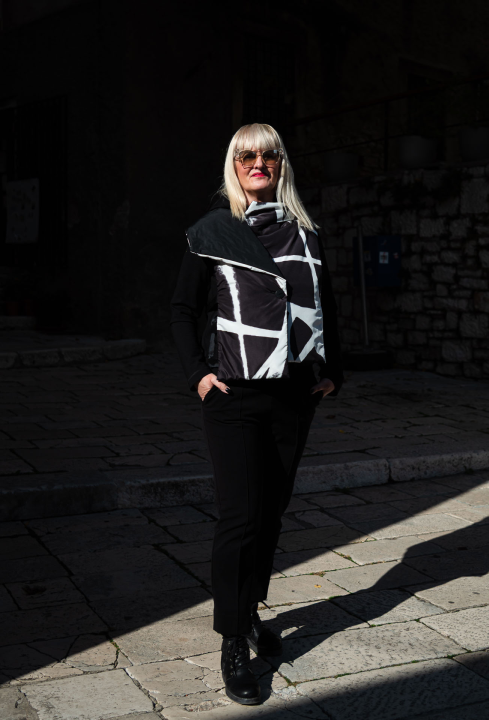 FOTO Modni raj u Šibeniku: Otkrijte ekskluzivne kolekcije hrvatskih dizajnera u Galeriji Juraj Dalmatinac!